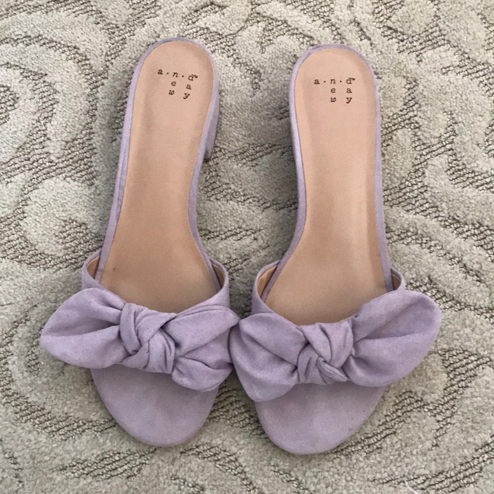 Lilac bow slides